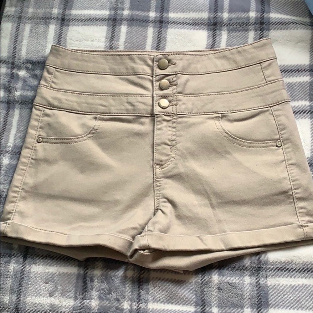 Khaki shorts, perfect for school and fashion!